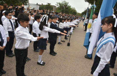 Colorida promesa de lealtad por alumnos de Resistencia