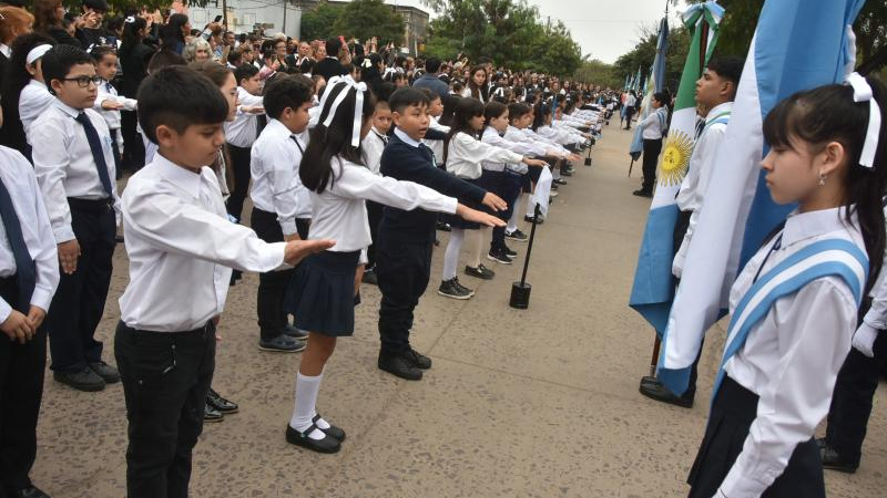 Colorida promesa de lealtad por alumnos de Resistencia