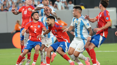 Argentina, con la chapa de campeón, le ganó agónicamente a Chile