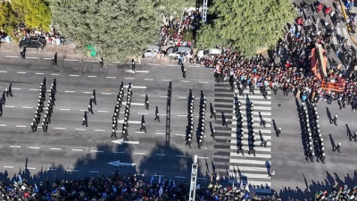 Milei y la vice, a bordo de un tanque de guerra en el regreso de los desfiles