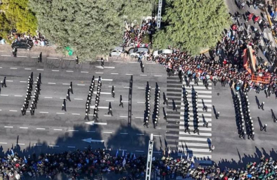 Milei y la vice, a bordo de un tanque de guerra en el regreso de los desfiles
