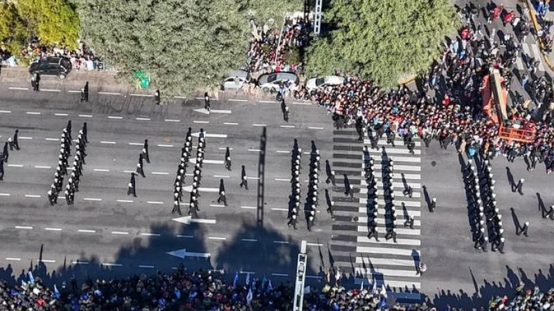 Milei y la vice, a bordo de un tanque de guerra en el regreso de los desfiles