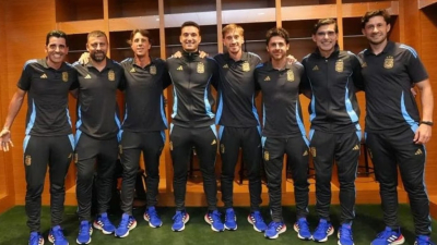 La foto del cuerpo técnico y el picante comentario de Scaloni