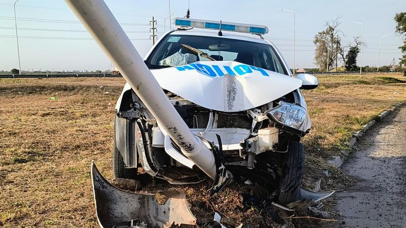 Policías heridos tras chocar patrullero contra columna de alumbrado