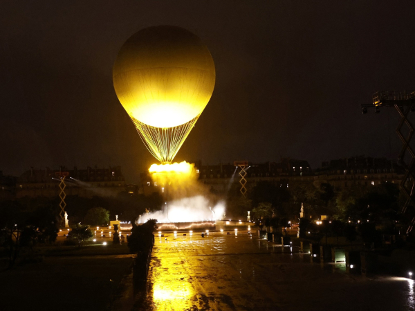 El pebetero se eleva en el aire enganchado a un globo aerostático durante la ceremonia de inauguración de los Juegos Olímpicos de París 2024, este viernes en la capital francesa. Foto: EFE/ Miguel Toña.