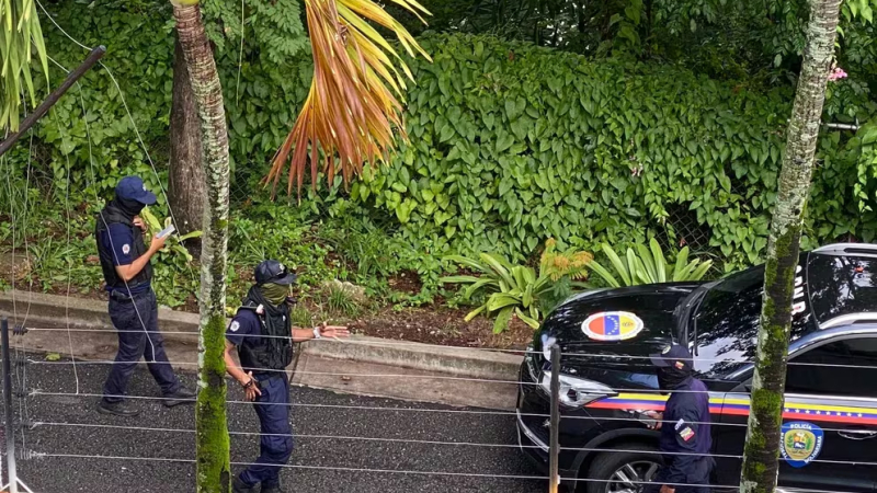 Fuerzas policiales del régimen chavista rodean la embajada argentina en Caracas
