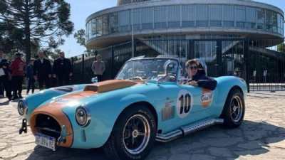 Colapinto recorrió Buenos Aires en un Cobra histórico