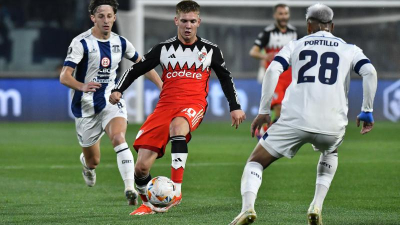 River, de la mano del chileno Díaz, encaminó su clasificación en Córdoba