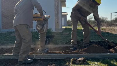 Con fondos propios, el gobierno ejecuta obras de servicios en viviendas