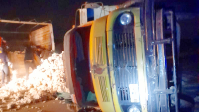 Un camión cargado de algodón volcó sobre la ruta 13