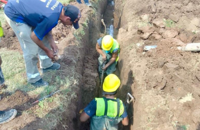 Sameep inició tareas de reinserción de caños en sistema cloacal de Sáenz Peña