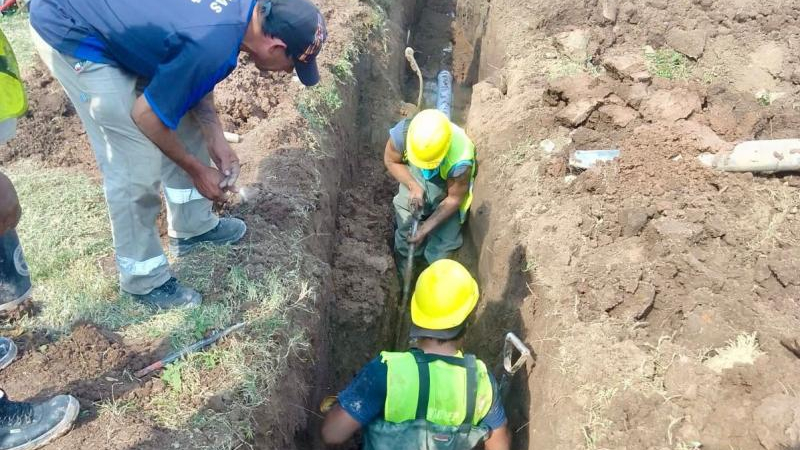 Sameep inició tareas de reinserción de caños en sistema cloacal de Sáenz Peña