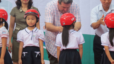 Regalar cascos no es proselitismo