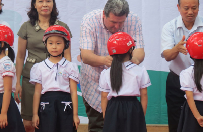 Regalar cascos no es proselitismo