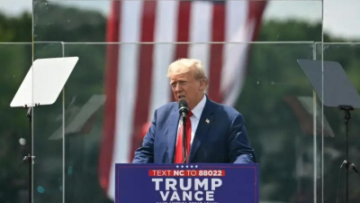 Detrás de un vidrio blindado, Trump arremetió contra Kamala Harris