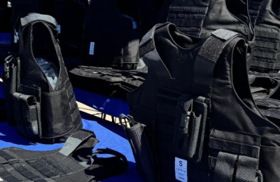 Luego de las pistolas, entregan chalecos a policías
