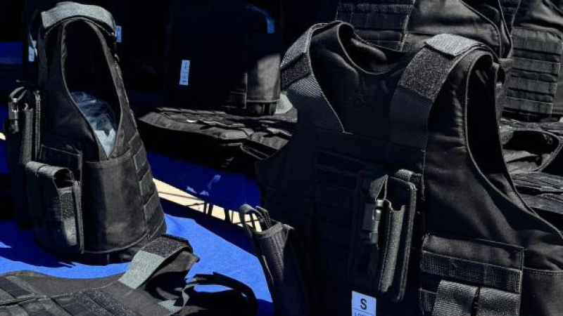 Luego de las pistolas, entregan chalecos a policías