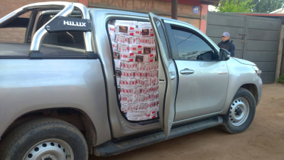 Demoran a cuatro personas y secuestran dos camionetas con gran cantidad de cigarrillos sin aval legal
