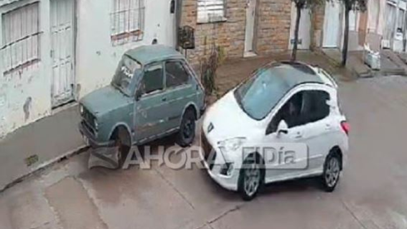 Un conductor alcoholizado chocó y "llevó" en el capot a un agente de tránsito varias cuadras