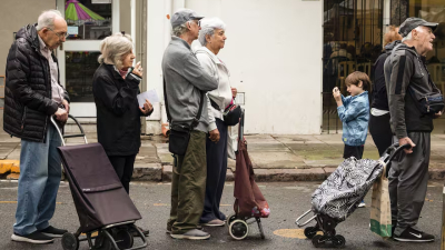 Desde que asumió Milei, el poder adquisitivo de las jubilaciones mínimas se derrumbó un 30%