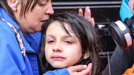 niña atacada x la policía.jpg