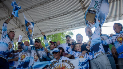 Javier y Carlos Vázquez junto con Lucrecia Aibe, los ganadores de la Pesca del Dorado