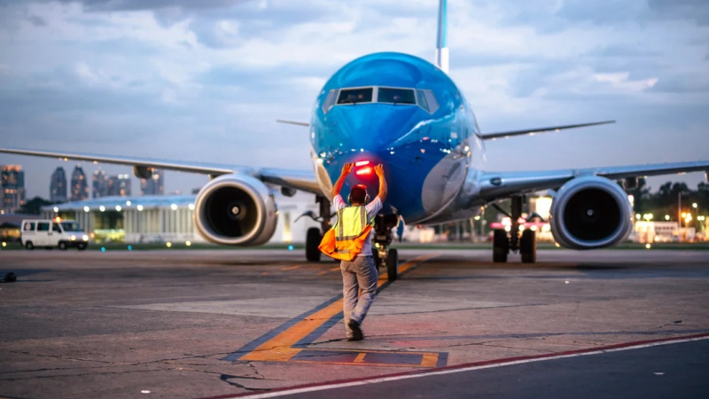 El Gobierno oficializó la declaración como "servicio esencial" del transporte aéreo