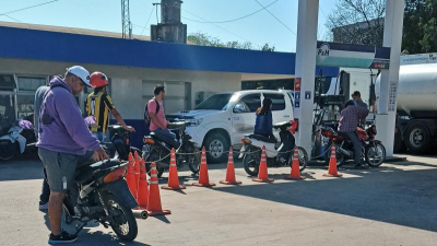 Playeros en alerta ante la exigencia de casco para cargar combustible