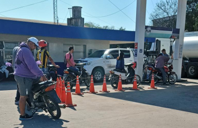 Playeros en alerta ante la exigencia de casco para cargar combustible