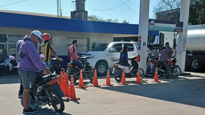 Playeros en alerta ante la exigencia de casco para cargar combustible