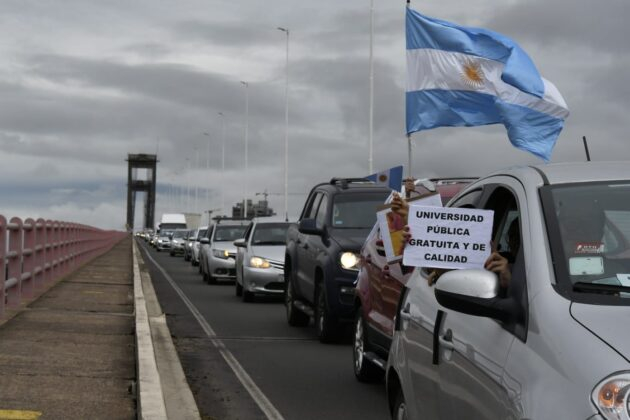 Primera-marcha-en-defensa-de-la-educ-publica.jpeg