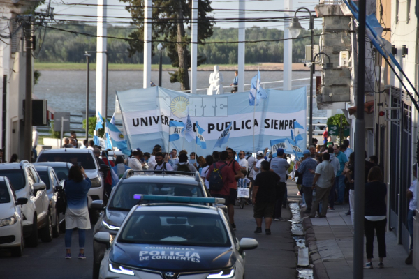 Chaco y Corrientes marcharon en defensa de la educación universitaria pública