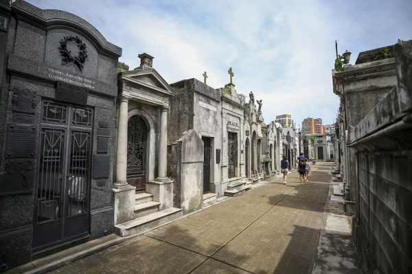 El Cementerio de la Recoleta fue elegido como el lugar más embrujado del mundo por un ranking internacional. Foto: Anadolu Agency.