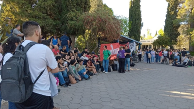 Primera generación: los estudiantes que toman el rectorado de la Universidad del Comahue