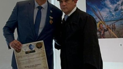 Mianovich, distinguido con el título "Doctor honoris causa" y medalla Rigoberta Menchú