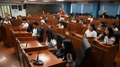 Alumnos y docentes de Castelli visitaron la Legislatura de Catamarca
