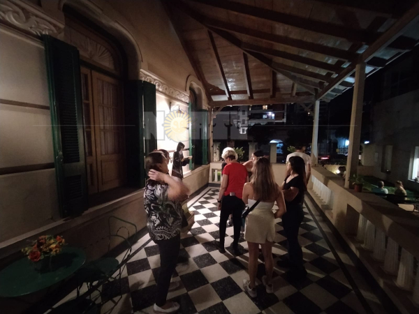 Al finalizar el recorrido por el interior del chalet, los visitantes disfrutaron de otros espacios. La amplia galería, jardines externos y hasta una inmensa pajarera (algo muy común en las casonas de un siglo atrás).