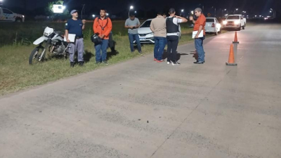 Tres motochorros quisieron asaltar a un policía que se defendió a los tiros