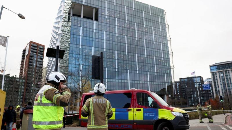 Dos paquetes sospechosos en un aeropuerto y en la Embajada de EE UU siembran la alarma en Londres
