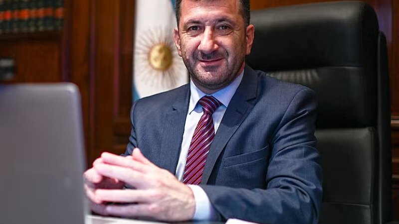 Detienen en Paraguay al senador argentino Edgardo Kueider con millonaria suma de dinero sin declarar