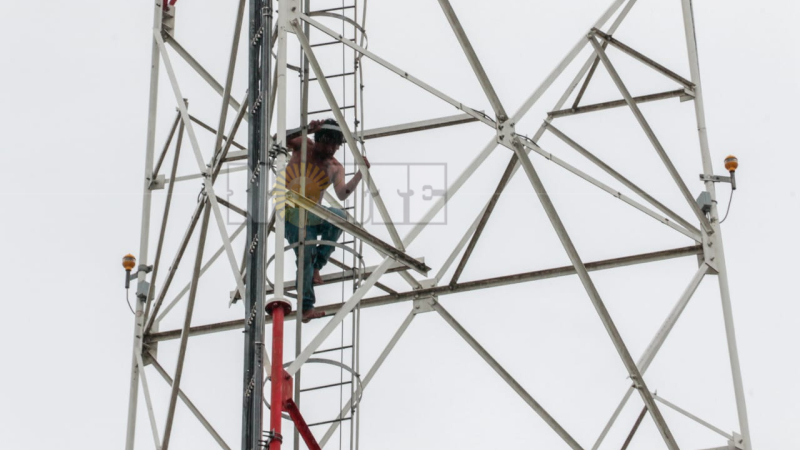 Un hombre se subió a una antena de 50 metros y amenazó con arrojarse al vacío