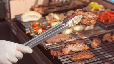 Empleado de una parrilla murió y sus compañeros siguieron trabajando con su cuerpo en la cocina