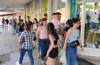 Buenas ventas navideñas alivian el momento comercial en Sáenz Peña