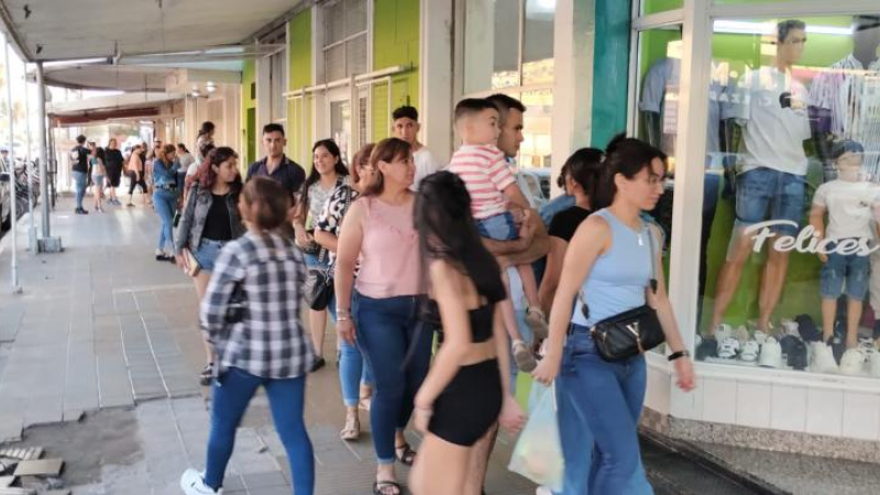 Buenas ventas navideñas alivian el momento comercial en Sáenz Peña
