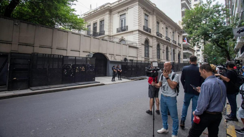 Desde la Embajada rusa consideran "una grave violación al derecho internacional" el accionar contra los diplomáticos