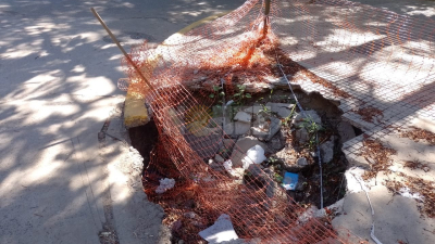 Vecinos en alerta por hundimiento de vereda en esquina céntrica