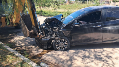 Un conductor ebrio choca una máquina vial estacionada