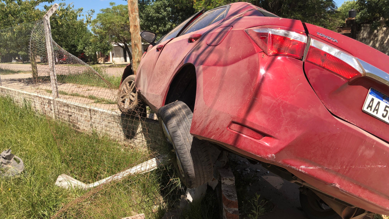 Incrustó su auto en un poste, abandonó el lugar y mandó a su mujer