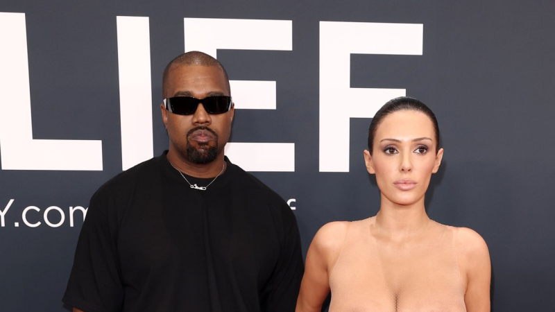 La esposa de Kanye West posó desnuda en la alfombra roja 