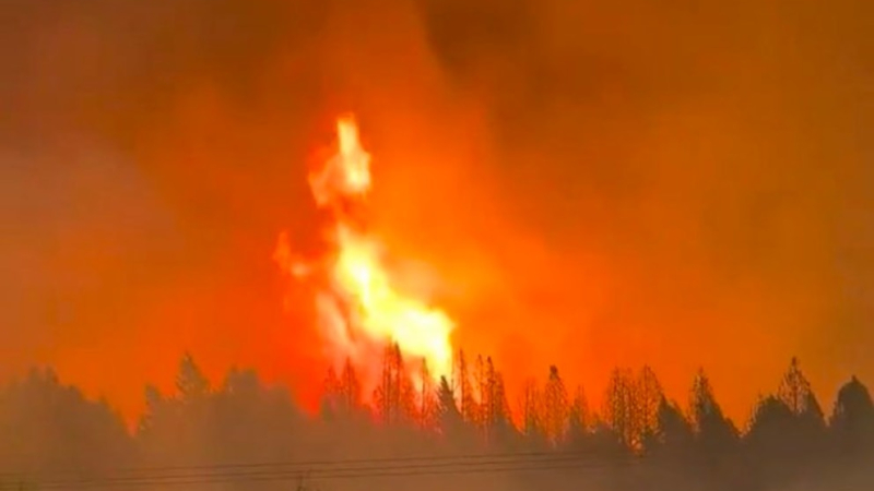 Se descontroló el incendio en El Bolsón y ordenaron una evacuación de urgencia